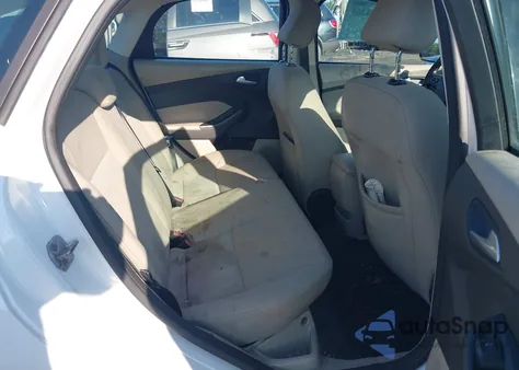 2016 Ford Focus Se z USA, uszkodzony, nr VIN 1FADP3F22GL231049